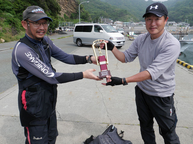 第10回GUREKO杯優勝の清水会員へのトロフィー贈呈